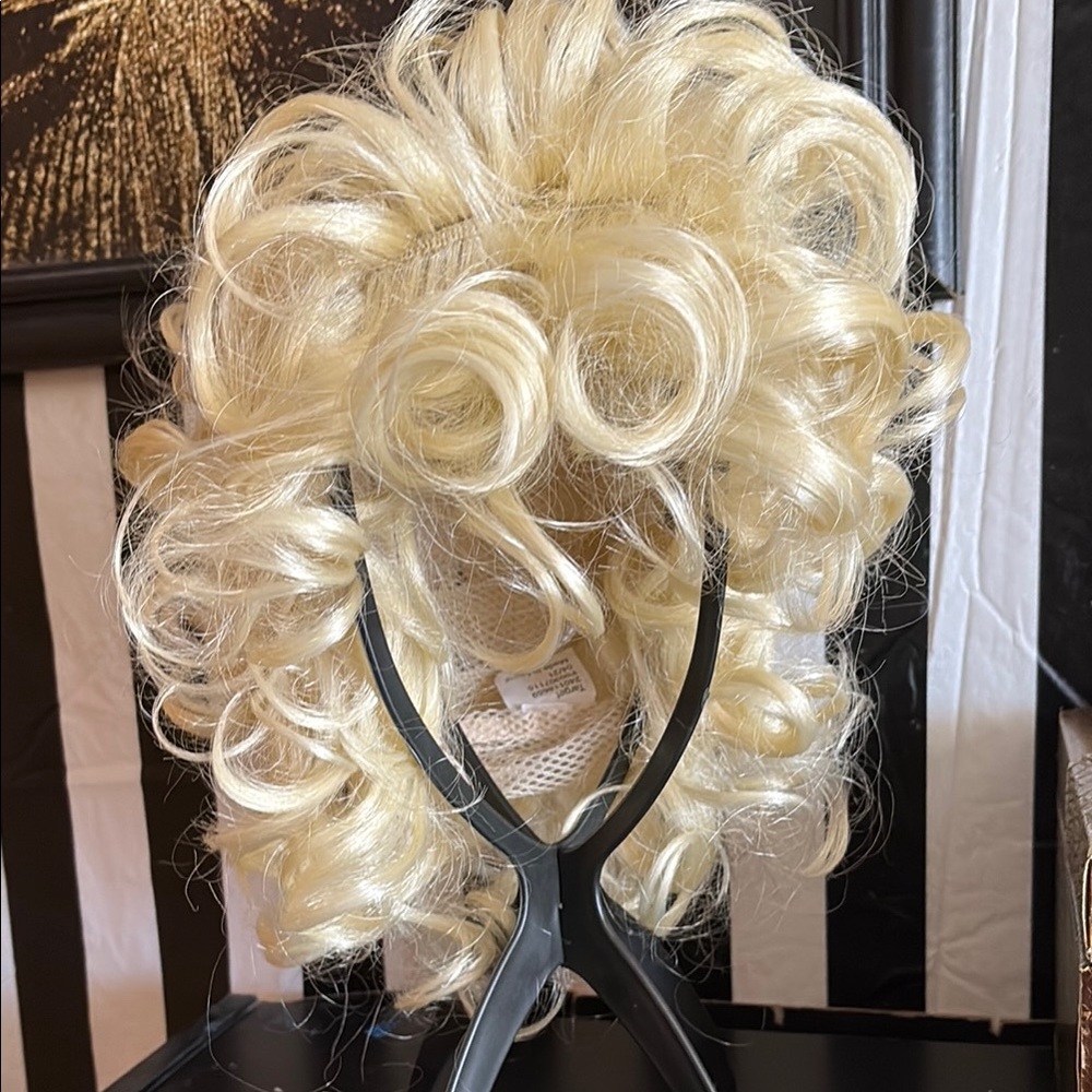 Marilyn Monroe Wig with Structured Curls.